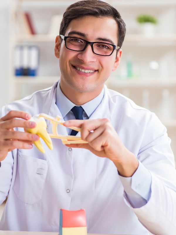 Odontóloga mostrando figura de diente