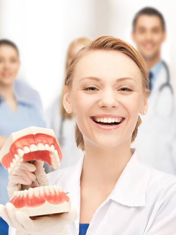Mujer dentista sonriendo