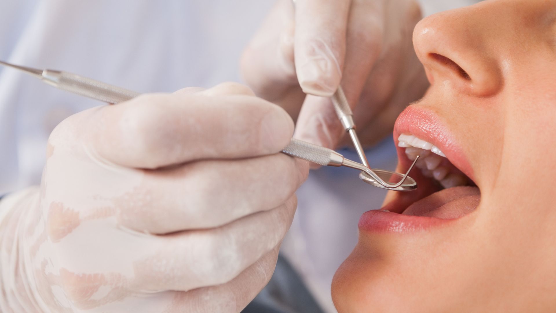 Odontóloga mostrando figura de diente